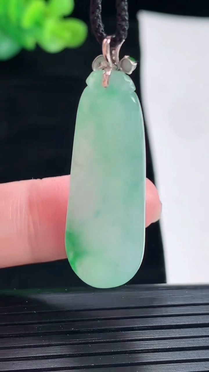 天然A货翡翠福瓜吊坠，尺寸37-14.5-7.5重量:7.12g
4月28日