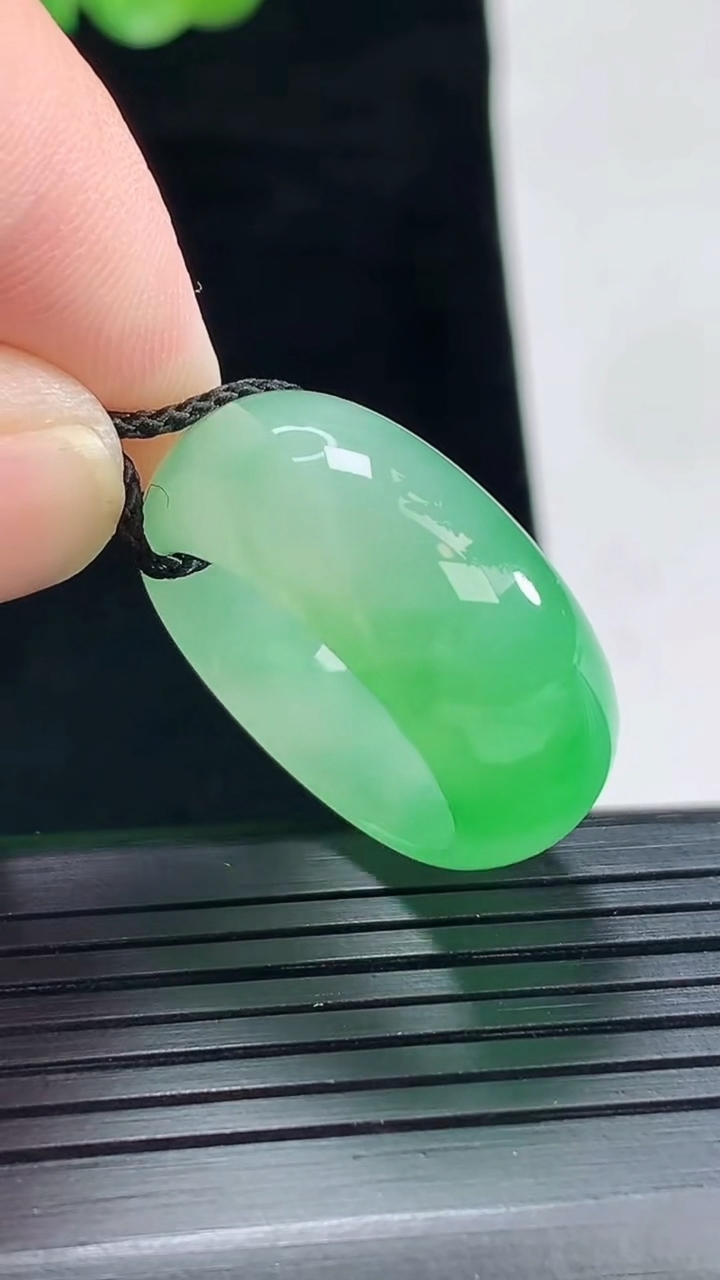 天然A货翡翠玉指环 戒指，尺寸19-10.6-4.5重量:8.79g2026年4月28日
工厂直销收藏佳品,种好水足，色泽均匀，有种有色，上手高大气！