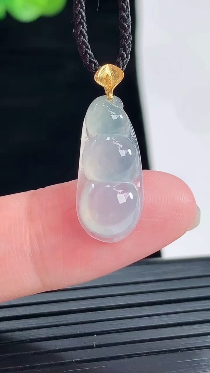 天然A货翡翠种飘花福豆吊坠，尺寸19-9-4.2重量:1.32g
4月28日