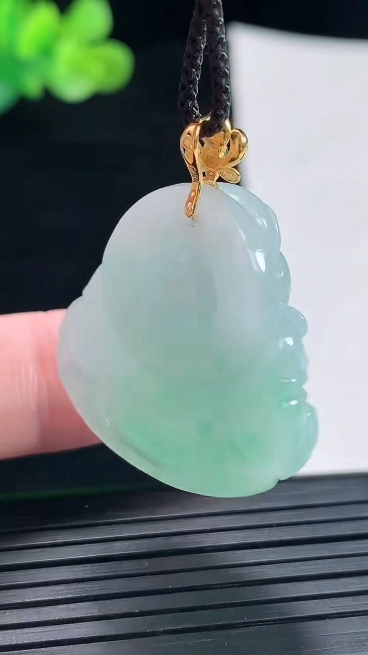 天然A货翡翠佛公吊坠，尺寸28-29-12.2重量:17.22g
4月28日
