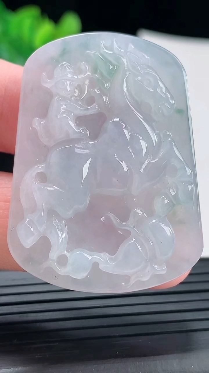 天然A货翡翠紫罗兰 飘花猴马牌吊坠，尺寸46.6-34.5-6.5重量:20.92g
4月28日