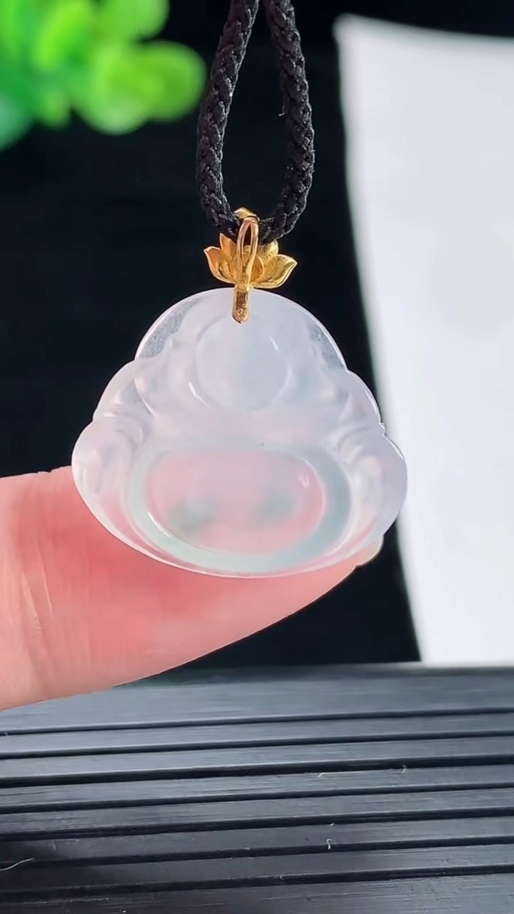 天然A货翡翠种飘花佛公吊坠，尺寸17.5-21-3.8重量:2.30g
4月28日