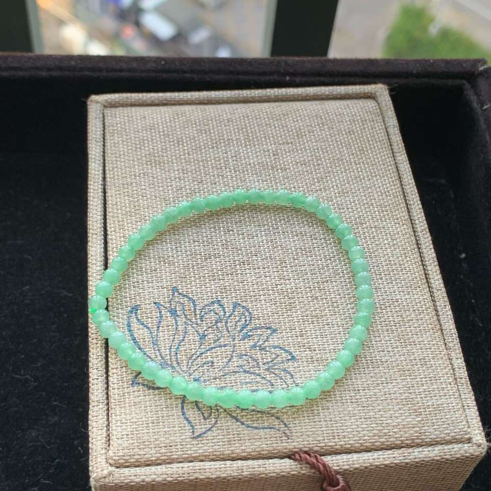 A货天然翡翠冰糯种满绿手链重量3.70
4月28日