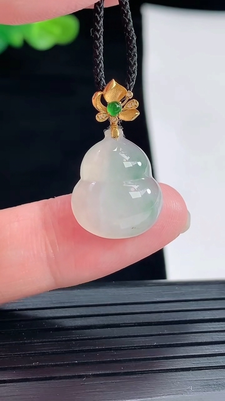 天然A货翡翠18k金飘花葫芦吊坠，尺寸16-14.6-6重量:2.67g
4月28日