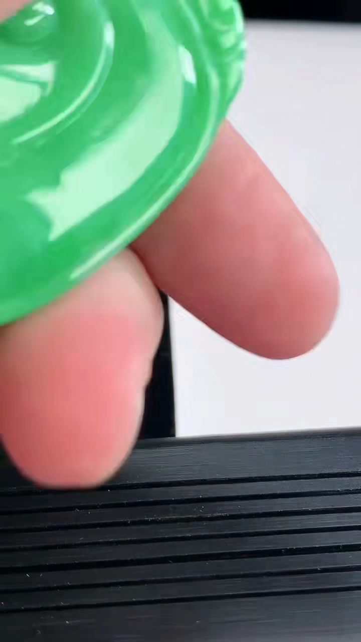 天然A货翡翠如意吊坠，尺寸48.5-34-5.8重量:21.09g
4月28日