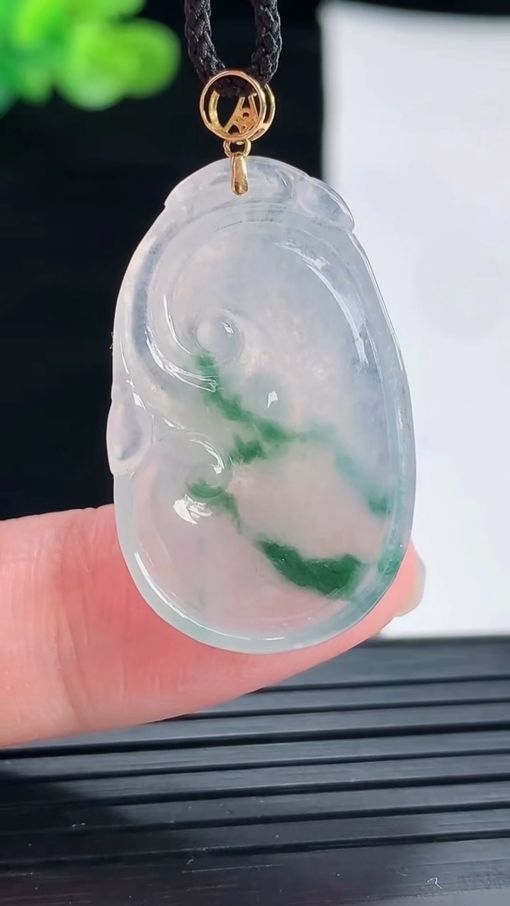 天然A货翡翠种飘花如意吊坠，尺寸29-19-4重量:4.22g
4月28日