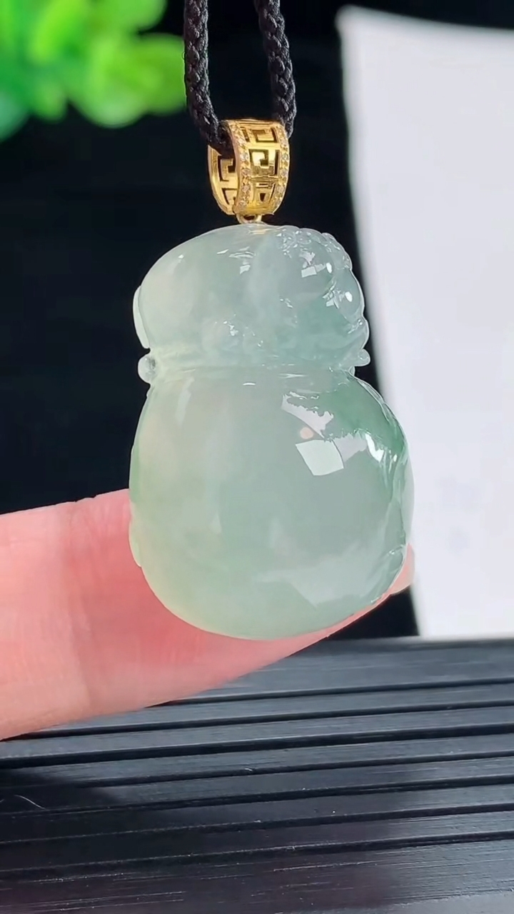 天然A货翡翠18k金飘花福袋吊坠，尺寸27-18.6-12重量:10.98g
4月28日