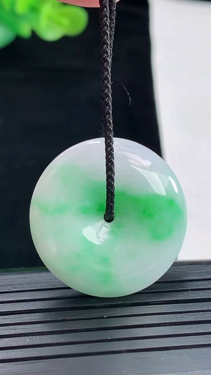 天然A货翡翠平安扣吊坠，尺寸28.5-6重量:9.62g
4月28日