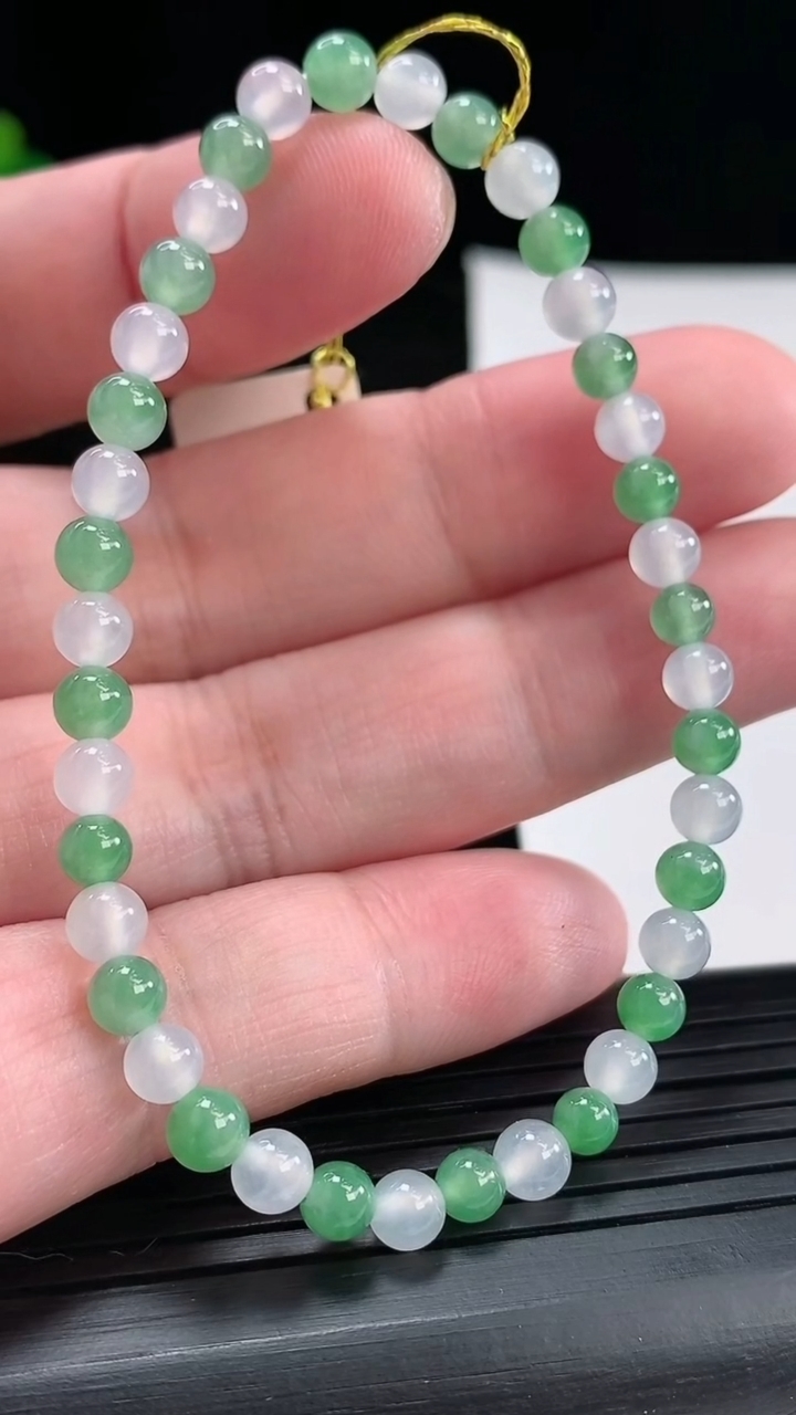 天然A货翡翠圆珠手串，尺寸5-40颗重量:7.02g4月28日
工厂直销收藏佳品,种好水足，色泽均匀，有种有色，上手高大气！