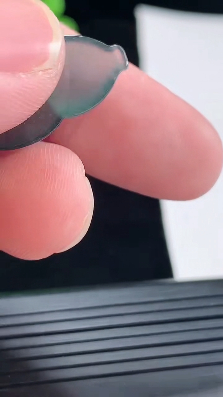 天然A货翡翠冰种蓝天葫芦镶嵌件，尺寸24.5-15-4.5重量:2.77g
4月28日