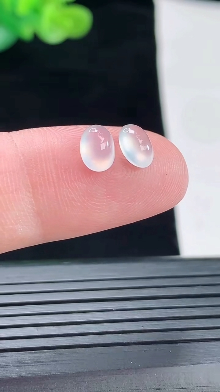 天然A货翡翠蛋面镶嵌件一对，尺寸7-5.2-3重量:0.34g
4月28日