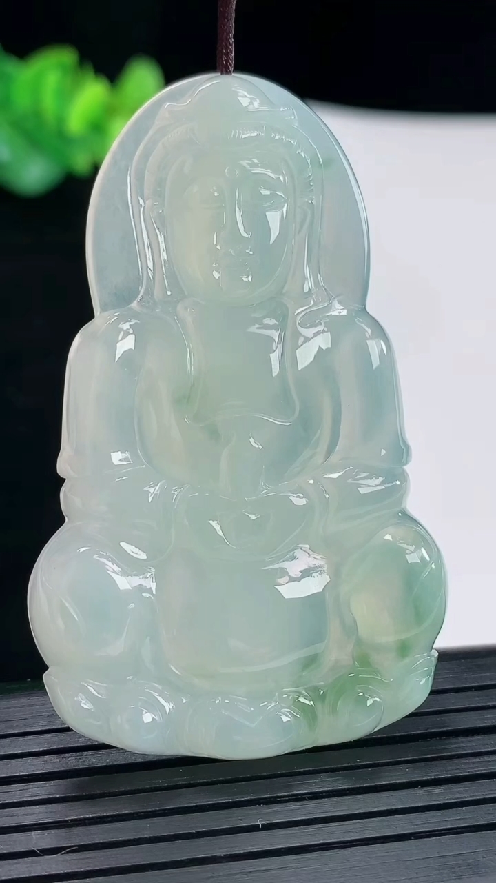 天然A货翡翠正装观音吊坠，尺寸62-38-5.6重量:22.21g
4月28日