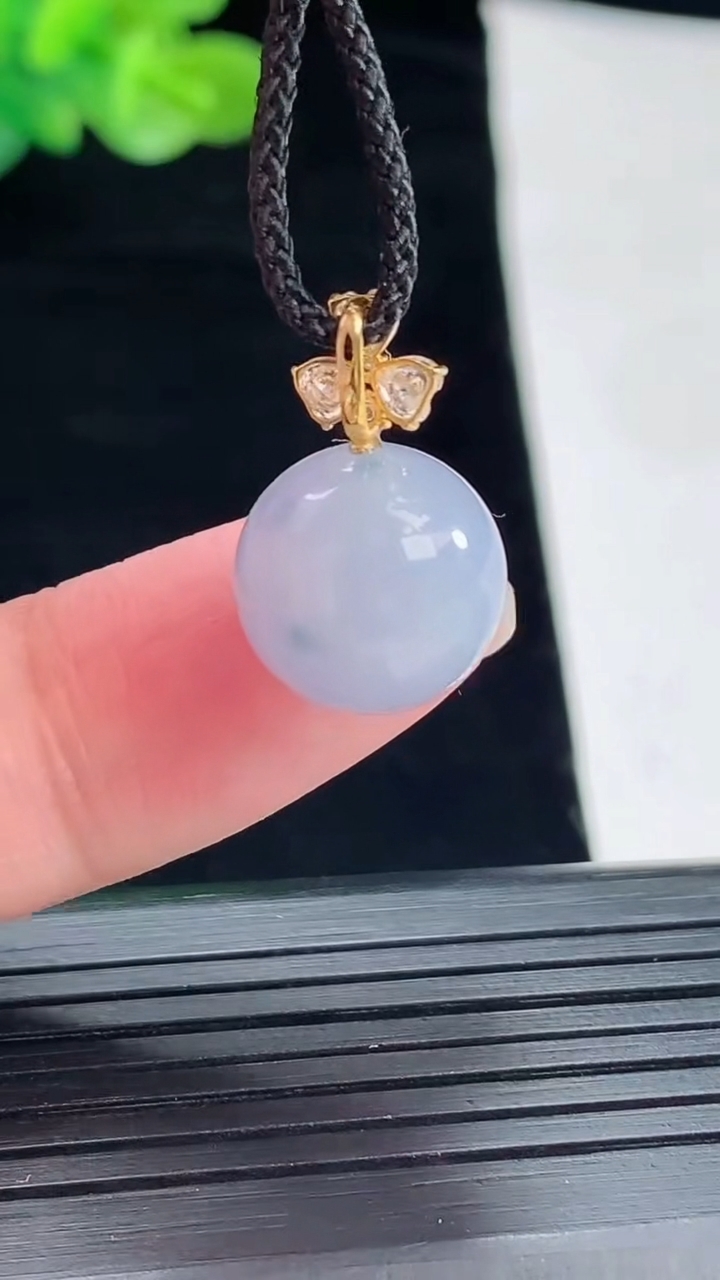 天然A货翡翠18k金紫罗兰圆珠吊坠，尺寸12.5重量:3.51g
4月28日