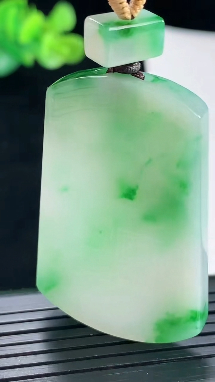 天然A货翡翠飘仿古无事牌吊坠，尺寸49-31-5重量:22.78g
4月28日