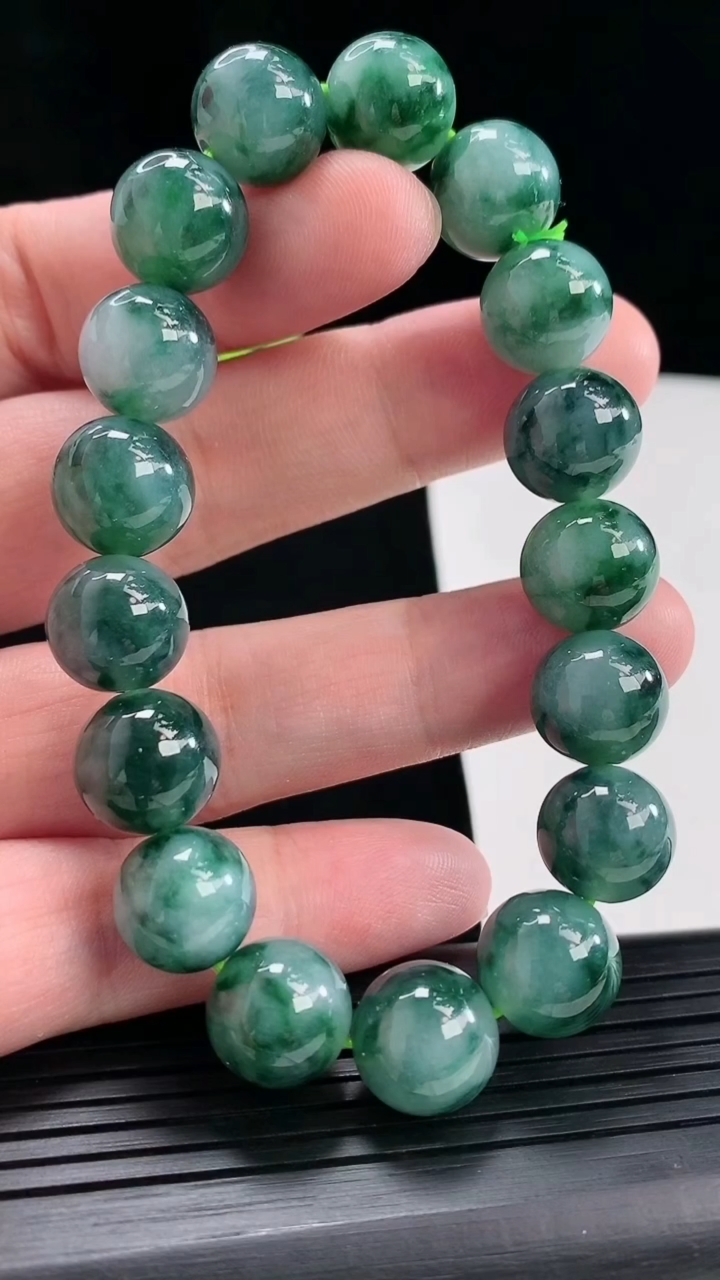 天然A货翡翠种飘花圆珠手串，尺寸12.5-17颗重量:54.24g4月28日
工厂直销收藏佳品,种好