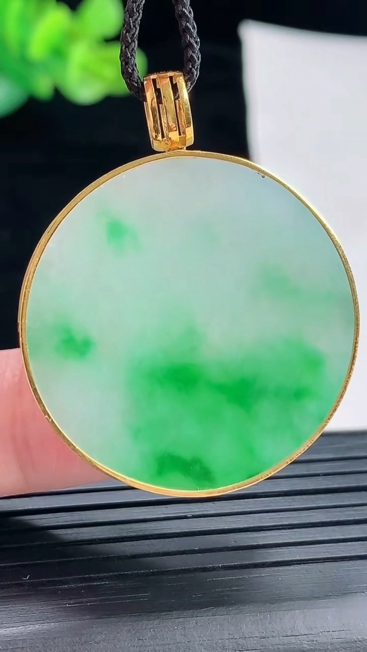 天然A货翡翠无事牌吊坠，尺寸40.5-33-4.2，裸石33重量:11.82g
4月28日