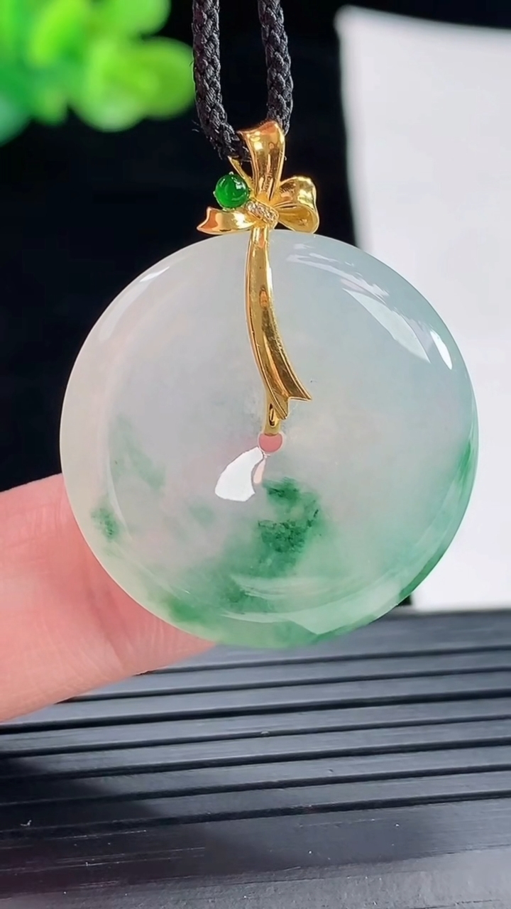 天然A货翡翠种飘花平安扣吊坠，尺寸26.5-5重量:7.57g
4月28日