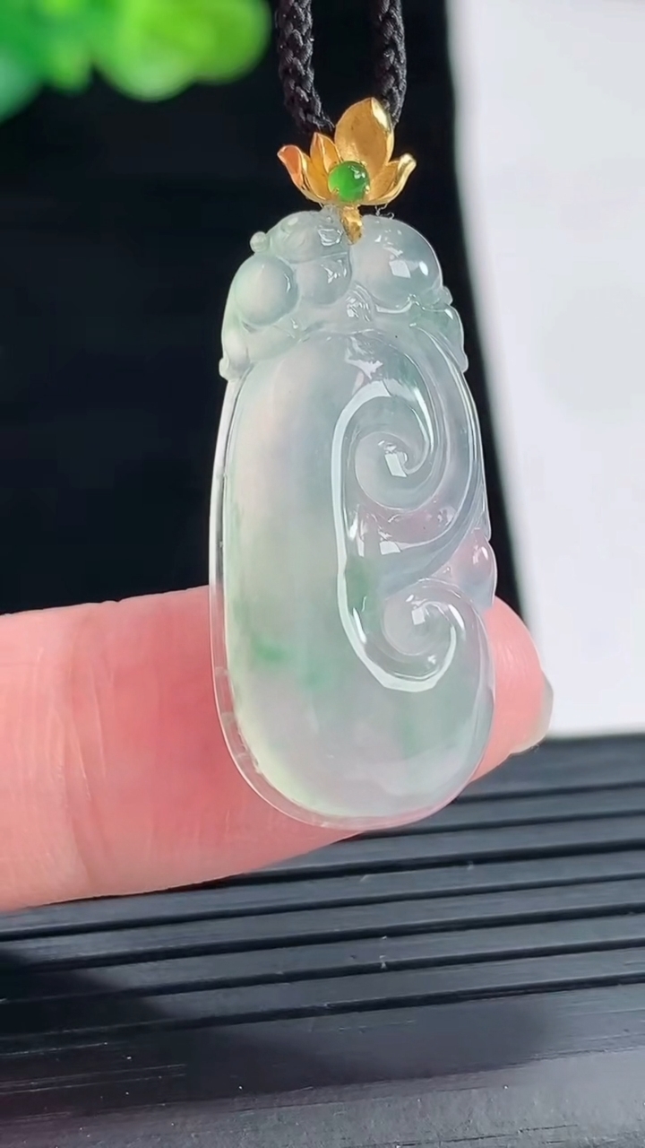 天然A货翡翠如意吊坠，尺寸29-14-7.2重量:5.26g
4月28日