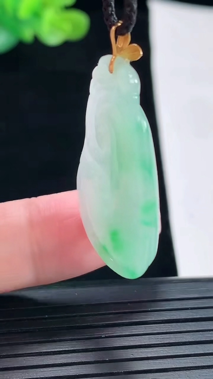 天然A货翡翠如意吊坠，尺寸33-21-4重量:5.51g
4月28日