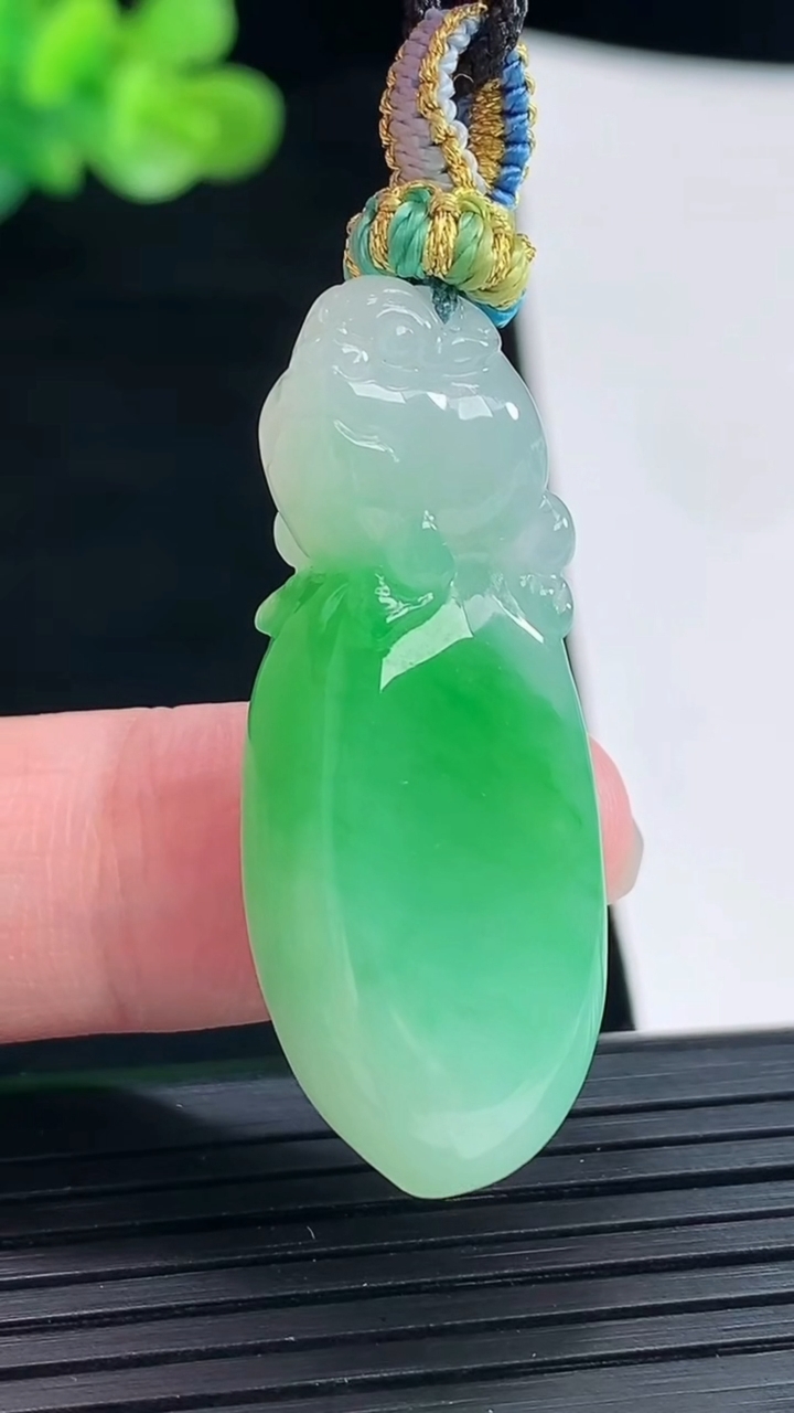 天然A货翡翠寿桃吊坠，尺寸37-16-8重量:9.07g
4月28日