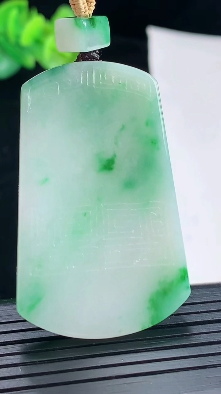 天然A货翡翠飘仿古无事牌吊坠，尺寸49-31-5重量:22.78g
4月28日