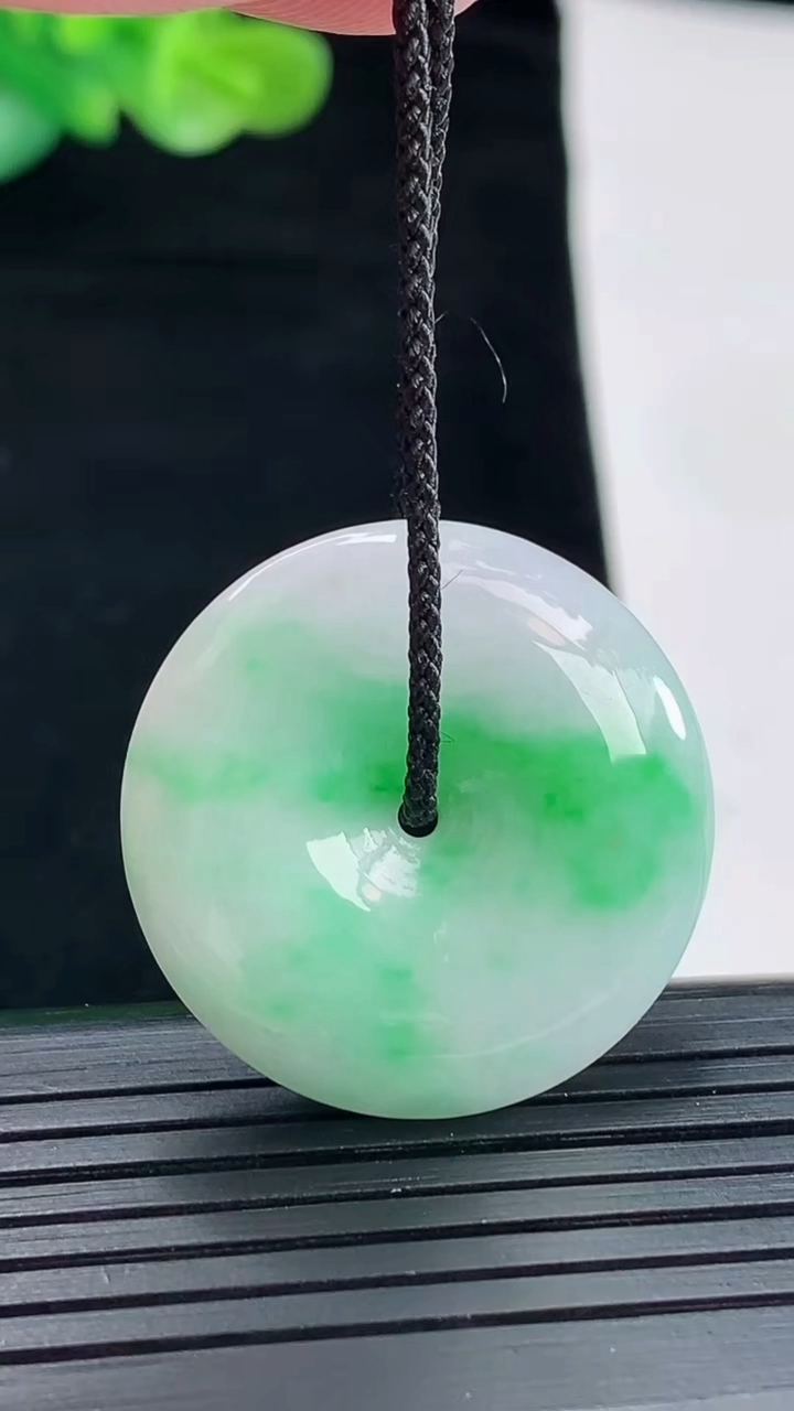 天然A货翡翠平安扣吊坠，尺寸28.5-6重量:9.62g
4月28日