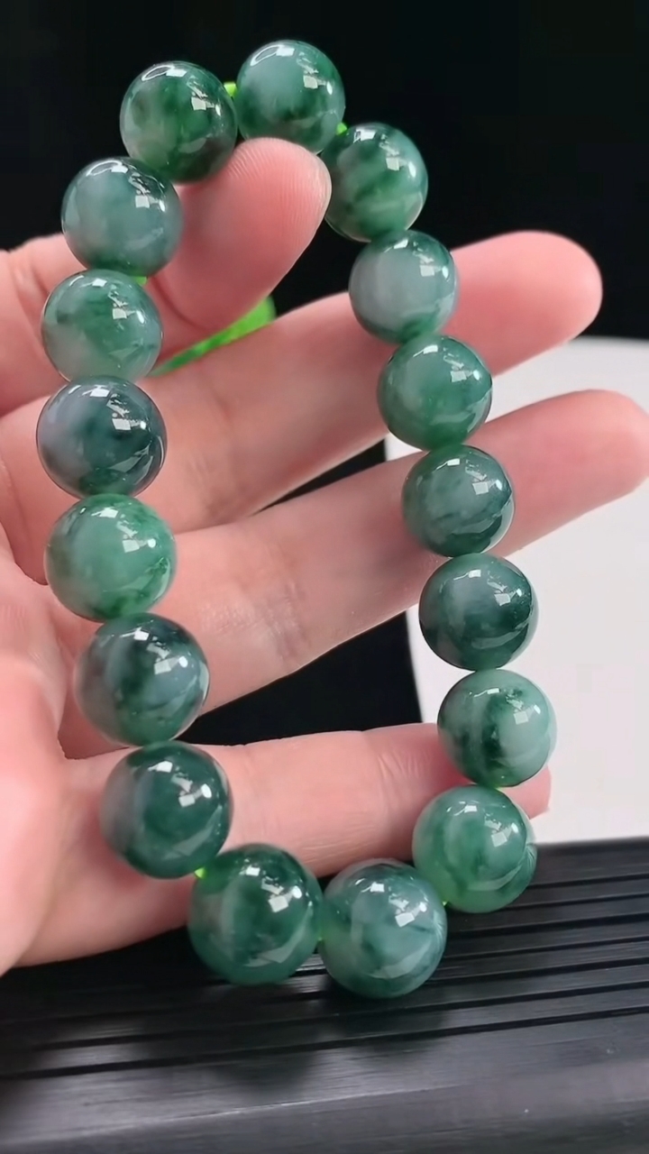 天然A货翡翠种飘花圆珠手串，尺寸12.5-17颗重量:54.24g4月28日
工厂直销收藏佳品,种好水足，色泽均匀，有种有色，上手高大气！