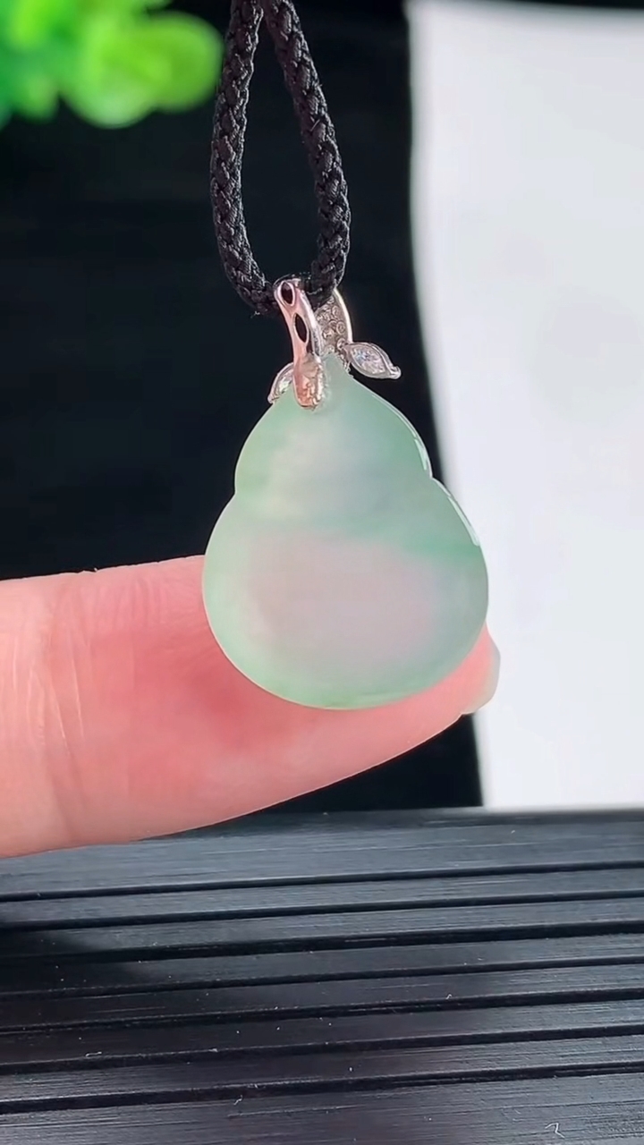 天然A货翡翠葫芦吊坠，尺寸14.5-14.5-6重量:2.36g
4月28日