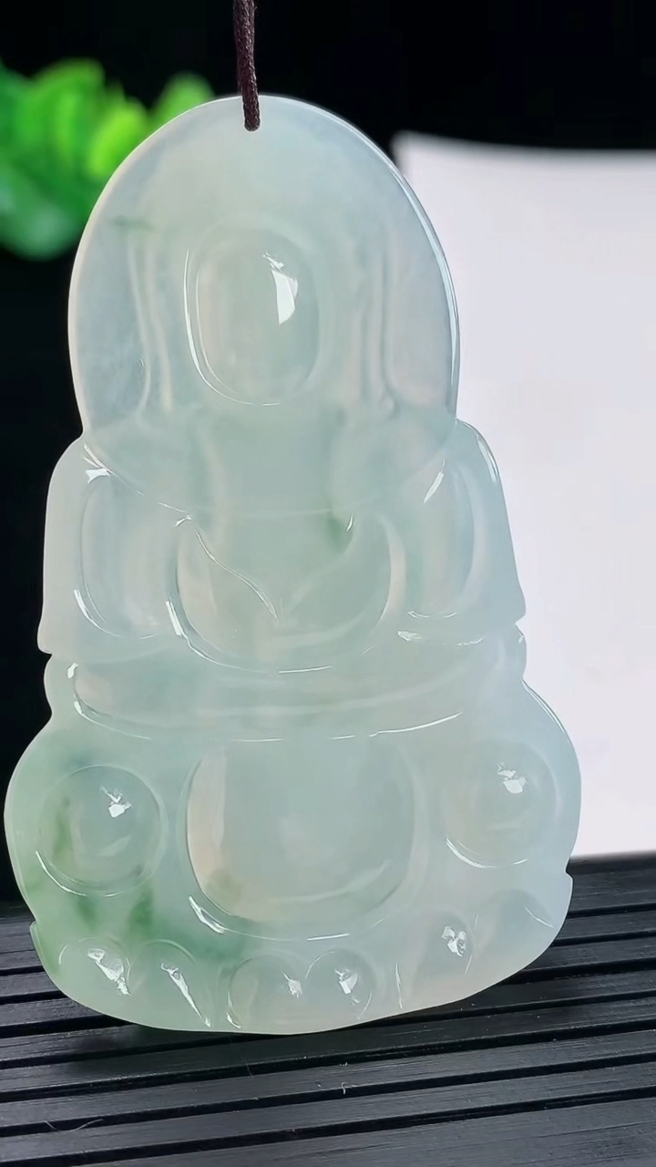 天然A货翡翠正装观音吊坠，尺寸62-38-5.6重量:22.21g
4月28日