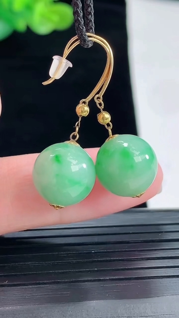 天然A货翡翠圆珠耳坠，尺寸12重量:5.99g4月28日
工厂直销收藏佳品,种好水足，色泽均匀，有种