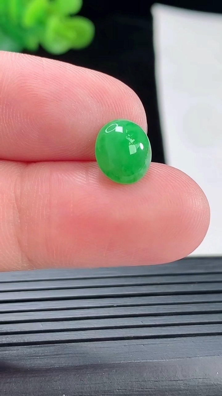天然A货翡翠蛋面镶嵌件，尺寸10.5-8.5-4.5重量:0.59g
4月28日