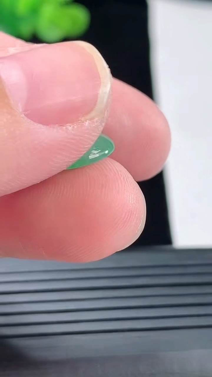 天然A货翡翠蛋面镶嵌件，尺寸12-10-3.8重量:0.72g
4月28日