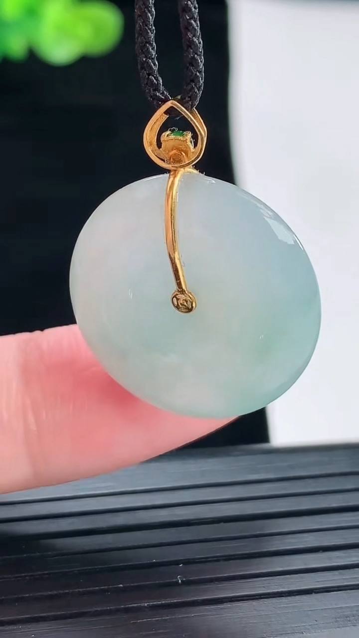 天然A货翡翠18k金飘花平安扣吊坠，尺寸23-5.2重量:5.98g
4月28日