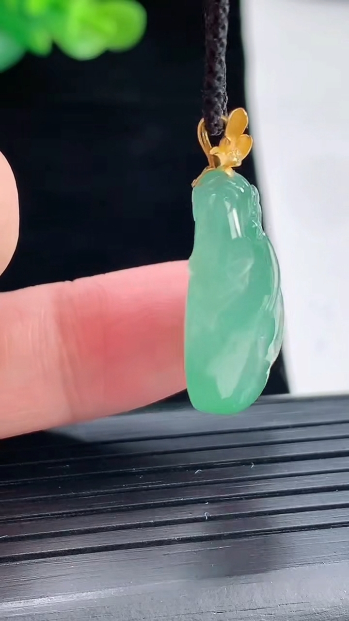 天然A货翡翠福袋吊坠，尺寸25-16-8.6重量:5.89g
4月28日