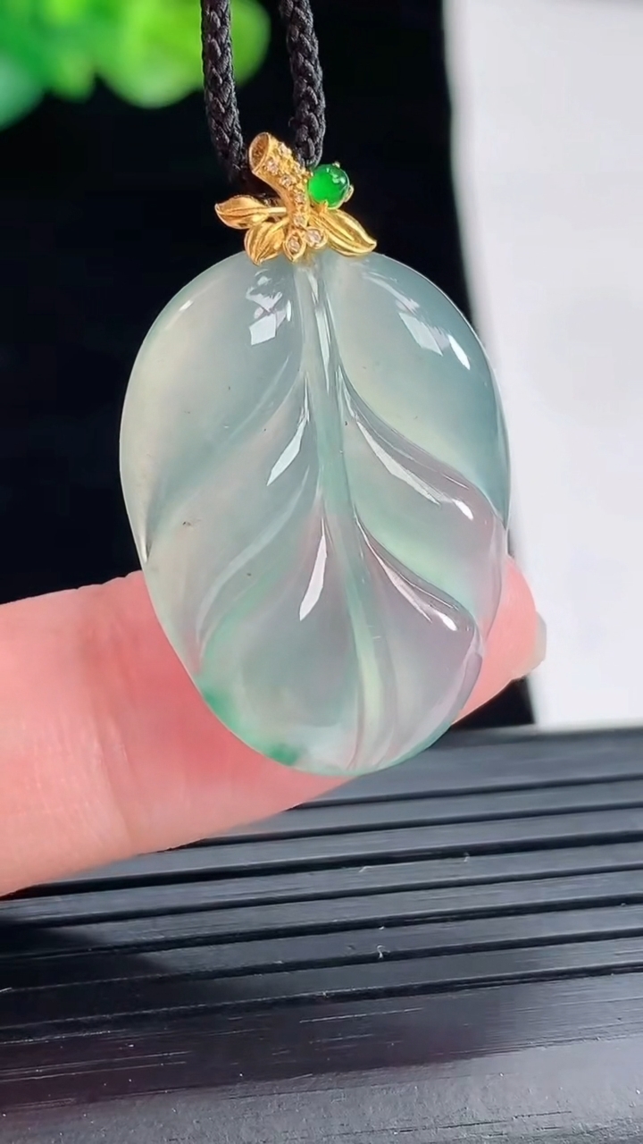 天然A货翡翠种飘花金枝玉叶 叶子吊坠，尺寸25-21-4.5重量:4.14g
4月28日