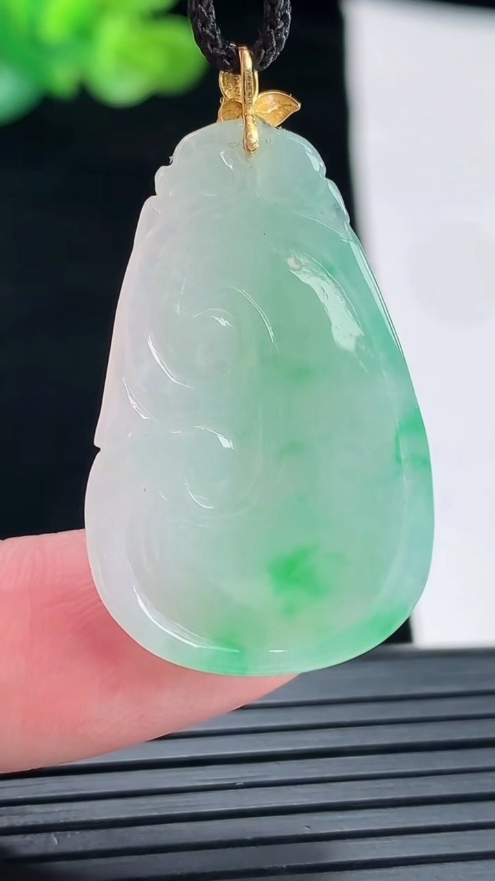 天然A货翡翠如意吊坠，尺寸33-21-4重量:5.51g
4月28日