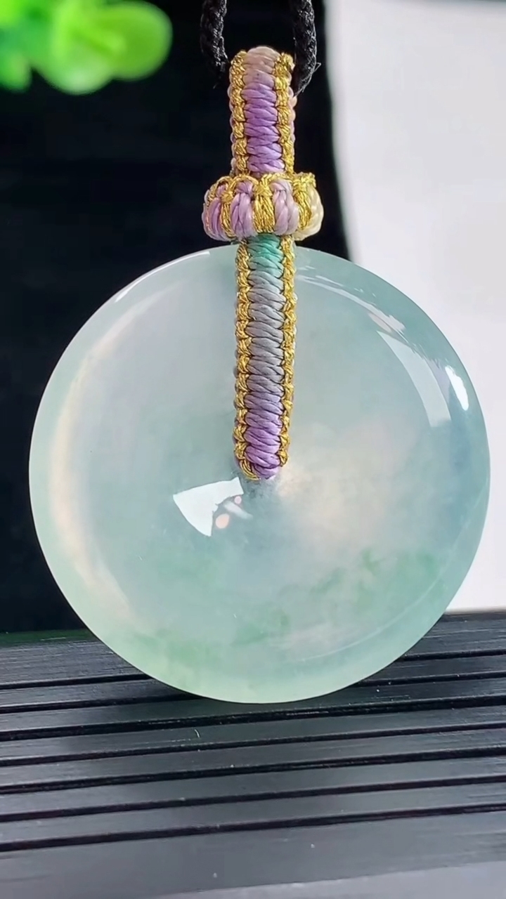 天然A货翡翠种飘花平安扣吊坠，尺寸33-5.8重量:12.48g
4月28日