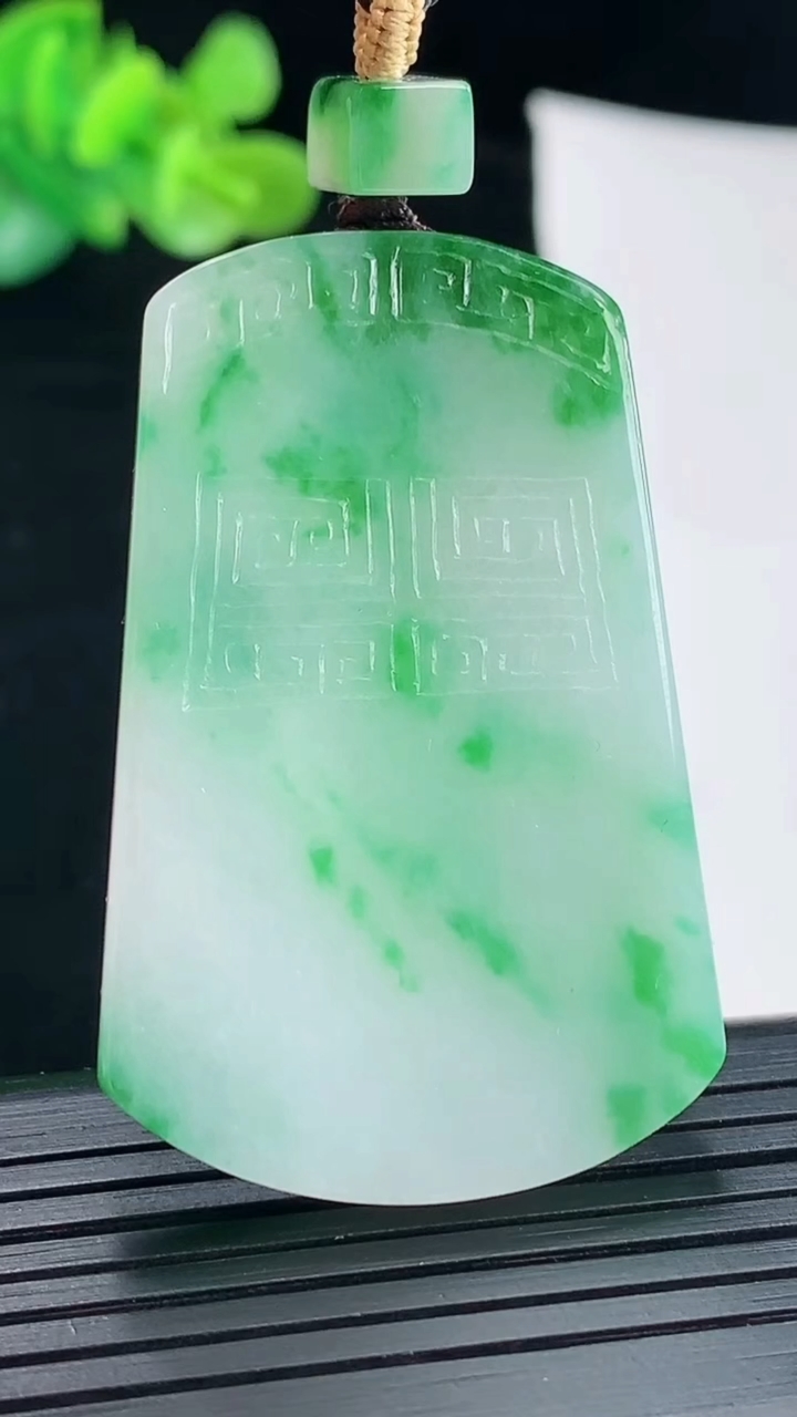 天然A货翡翠飘仿古无事牌吊坠，尺寸49-31-5重量:22.78g
4月28日