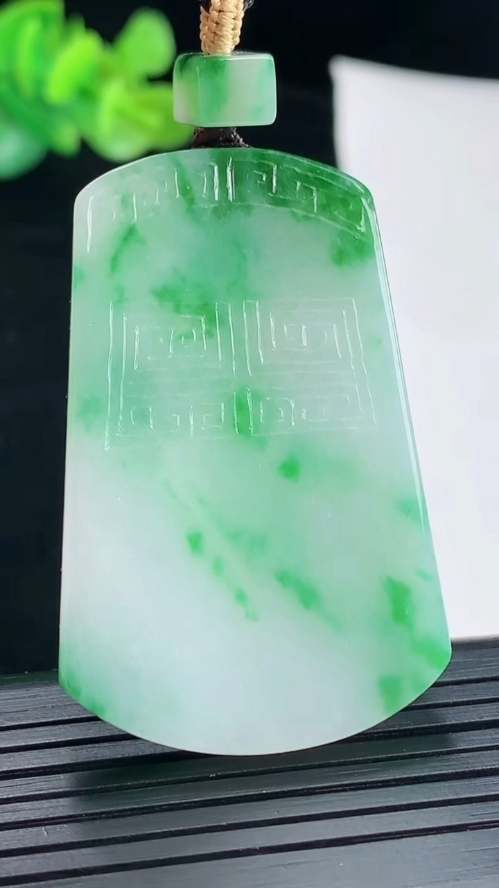 天然A货翡翠飘仿古无事牌吊坠，尺寸49-31-5重量:22.78g
4月28日