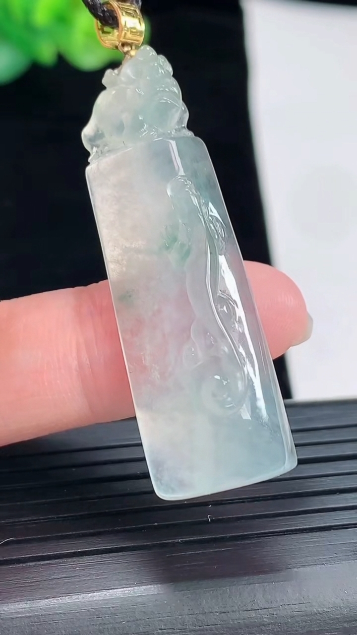 天然A货翡翠种飘花貔貅吊坠，尺寸44.6-14.5-7.2重量:7.57g
4月28日