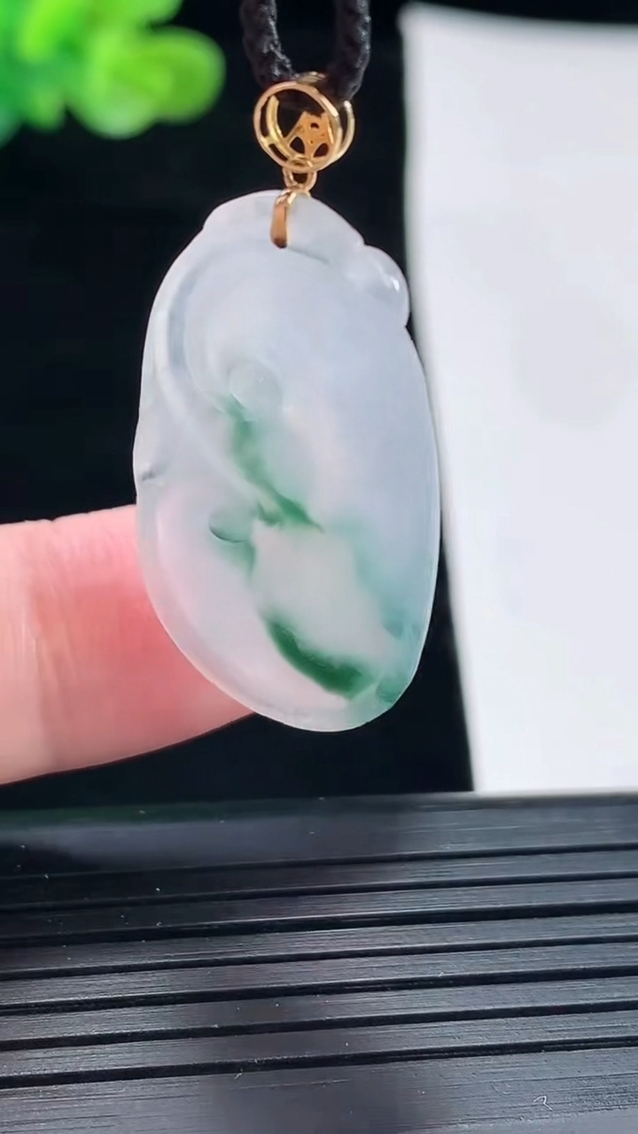 天然A货翡翠种飘花如意吊坠，尺寸29-19-4重量:4.22g
4月28日