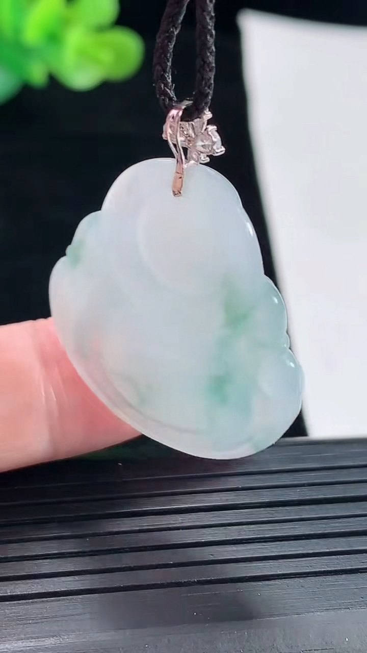 天然A货翡翠种飘花佛公吊坠，尺寸28-30-5.5重量:7.24g
4月29日