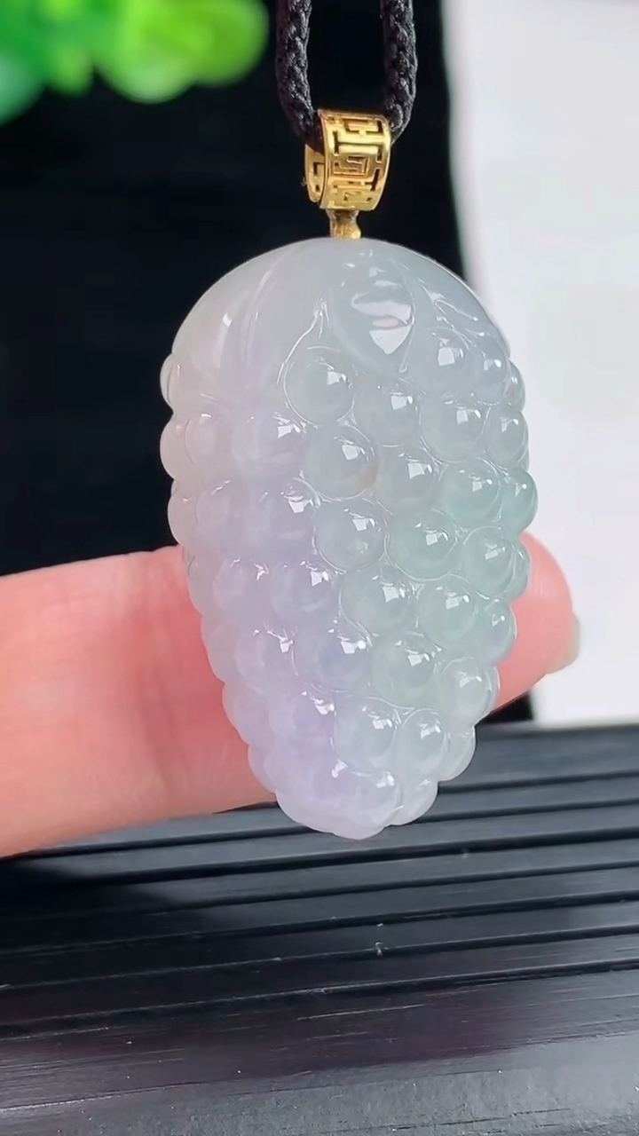 天然A货翡翠18k金紫罗兰多子多福 葡萄吊坠，尺寸30-19-11.8重量:11.43g
4月28日