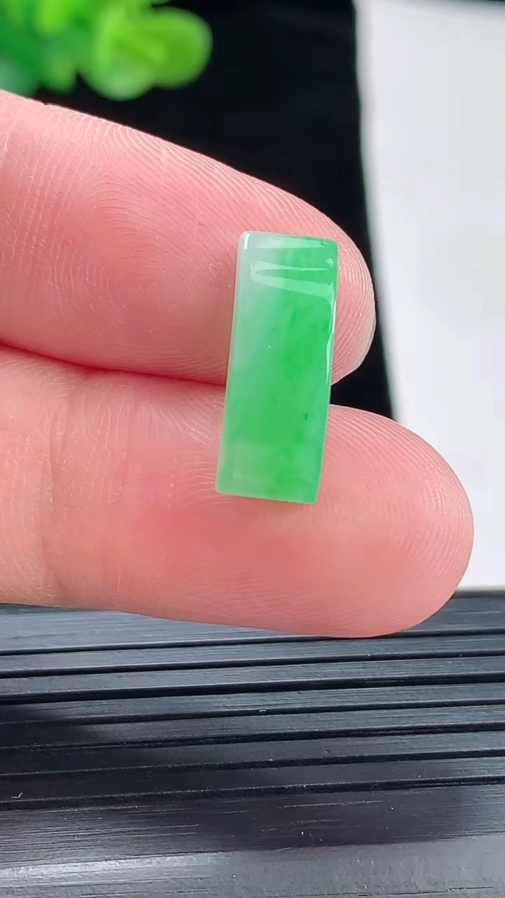 天然A货翡翠马鞍镶嵌件，尺寸17.6-6.5-2.8重量:0.89g
4月28日