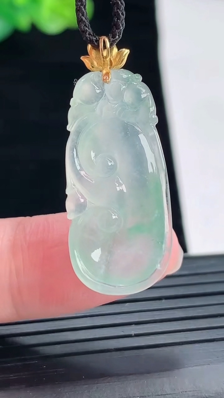 天然A货翡翠如意吊坠，尺寸29-14-7.2重量:5.26g
4月28日