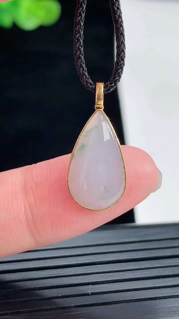 天然A货翡翠18k金紫罗兰 飘花水滴吊坠，尺寸20-10-3.6，裸石16-10重量:1.17g
4