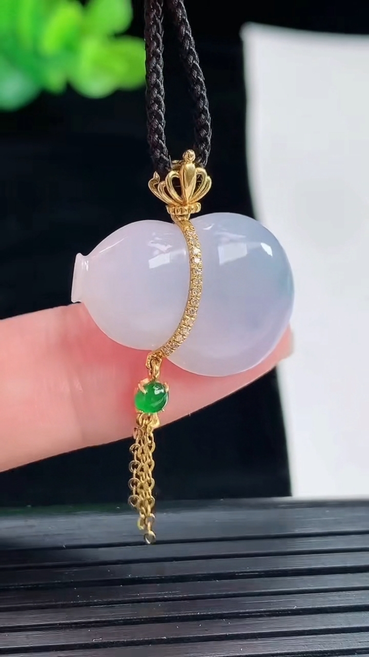 天然A货翡翠18k金紫罗兰 飘花葫芦吊坠，尺寸23-16-5重量:3.83g
4月28日