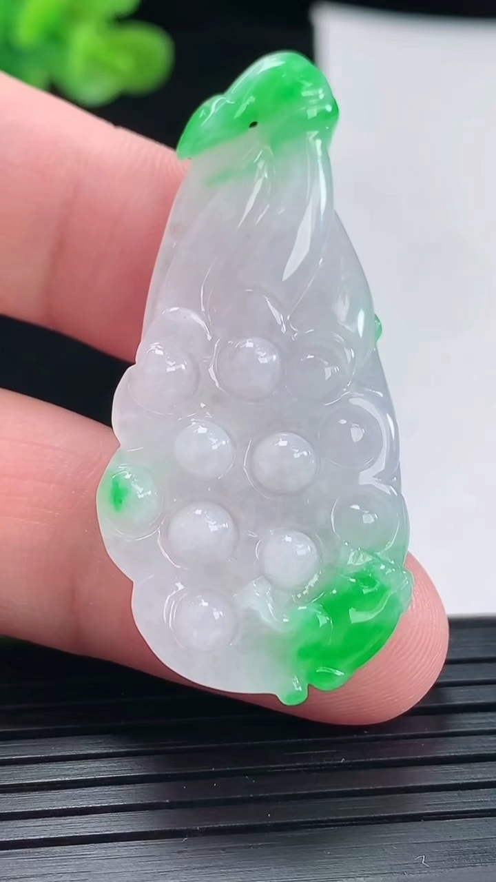 天然A货翡翠莲蓬吊坠，尺寸49-23.5-7重量:11.03g
4月28日