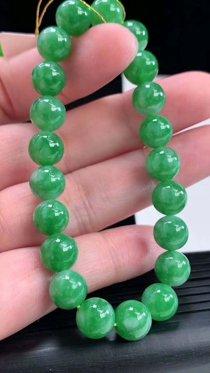 天然A货翡翠圆珠手串，尺寸9-21颗重量:25.87g4月28日
工厂直销收藏佳品,种好水足，色泽均匀，有种有色，上手高大气！