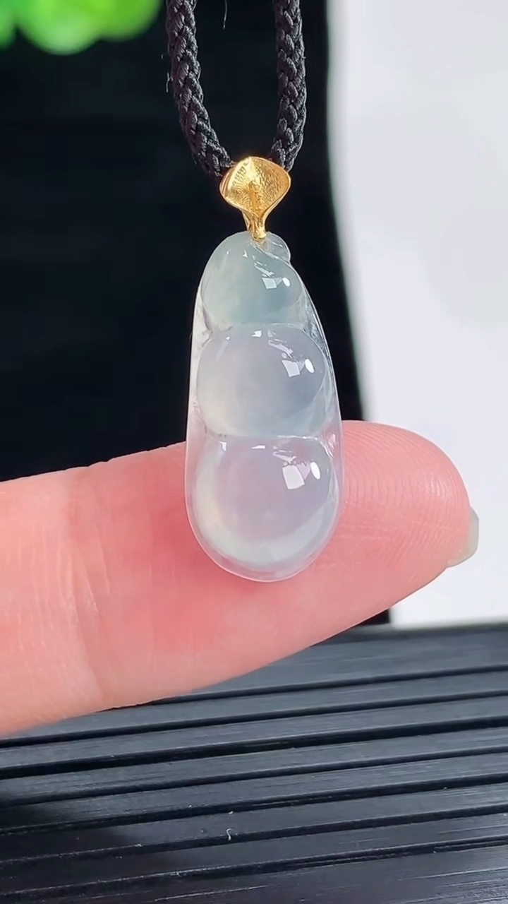 天然A货翡翠种飘花福豆吊坠，尺寸19-9-4.2重量:1.32g
4月28日